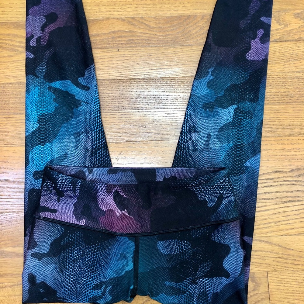 Wear it to Heart Camo leggings size Small